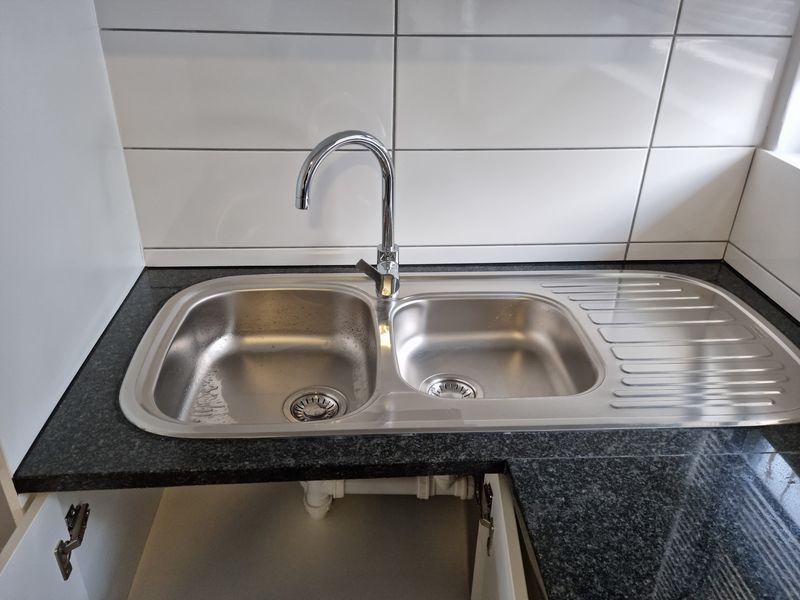 Secure 2-bedroom And 1-bath Apartment In Parow - Photo 4