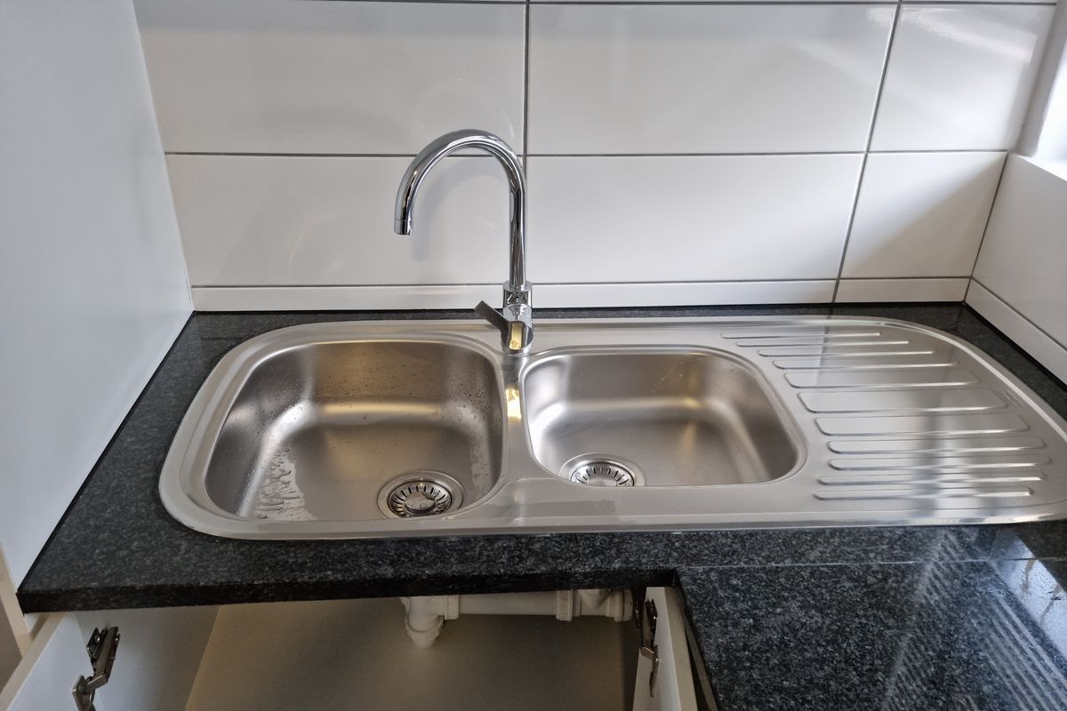 Secure 2-bedroom And 1-bath Apartment In Parow - Photo 4