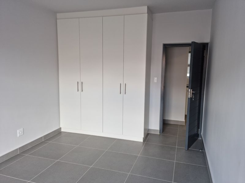 Secure 2-bedroom And 1-bath Apartment In Parow - Photo 7