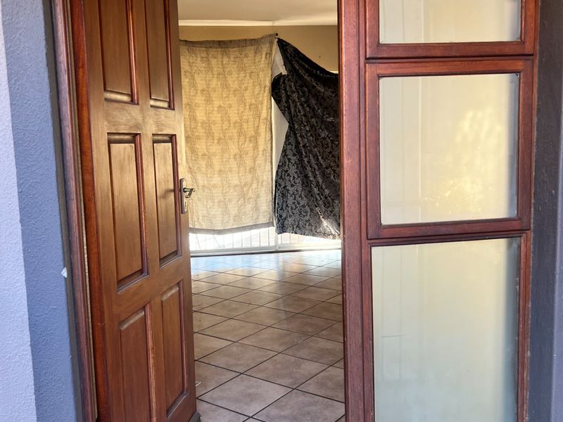Modern 3 Bedroom, 2 Bath, Double Lock Up With Solar Power Backup - Photo 10