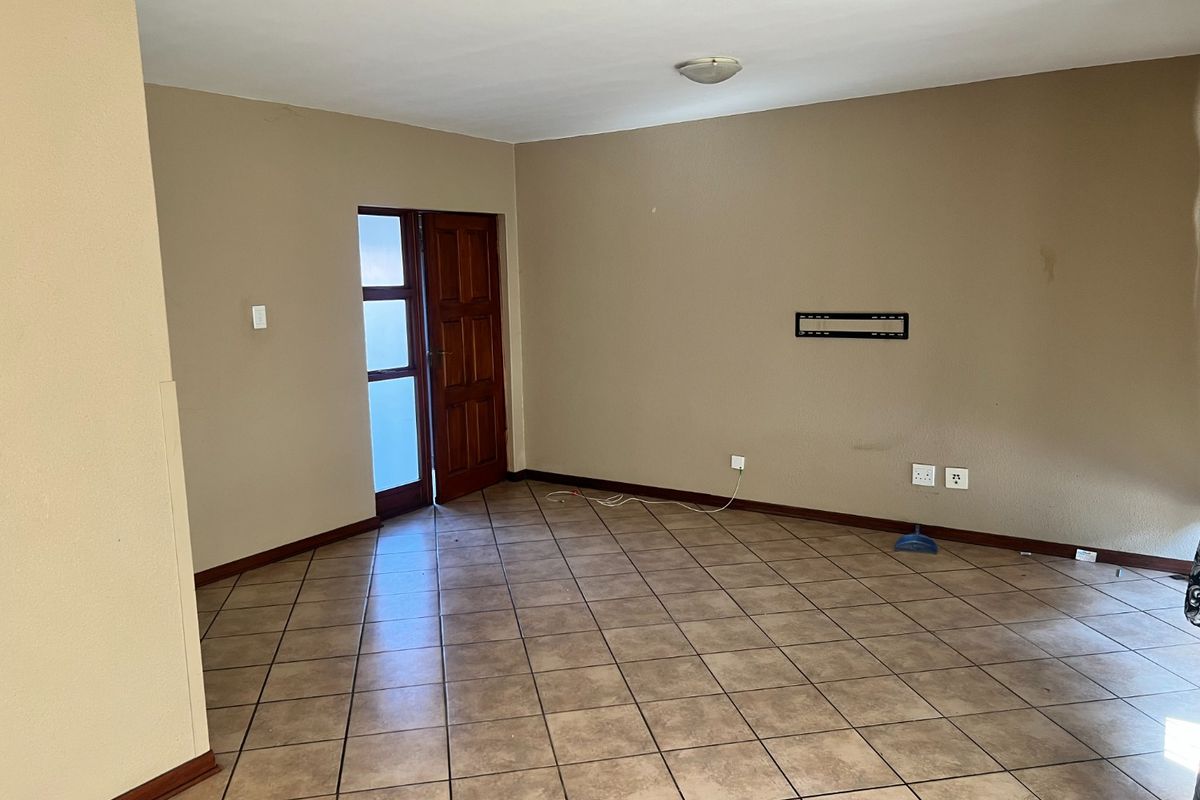 Modern 3 Bedroom, 2 Bath, Double Lock Up With Solar Power Backup - Photo 3