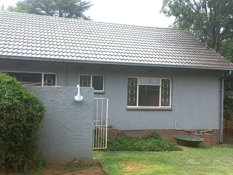 Beautiful 3-Bedroom And 2-Bathroom Family Home In Weltevreden Park - Photo 10