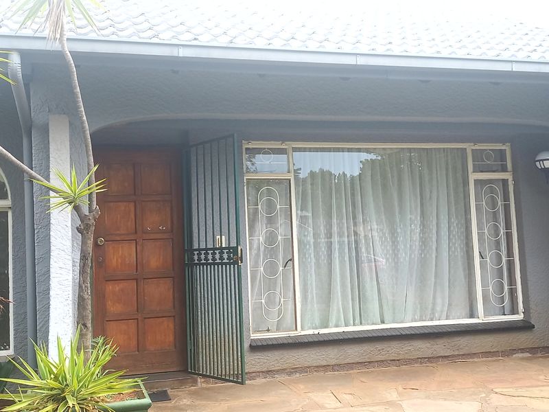 Beautiful 3-Bedroom And 2-Bathroom Family Home In Weltevreden Park - Photo 9