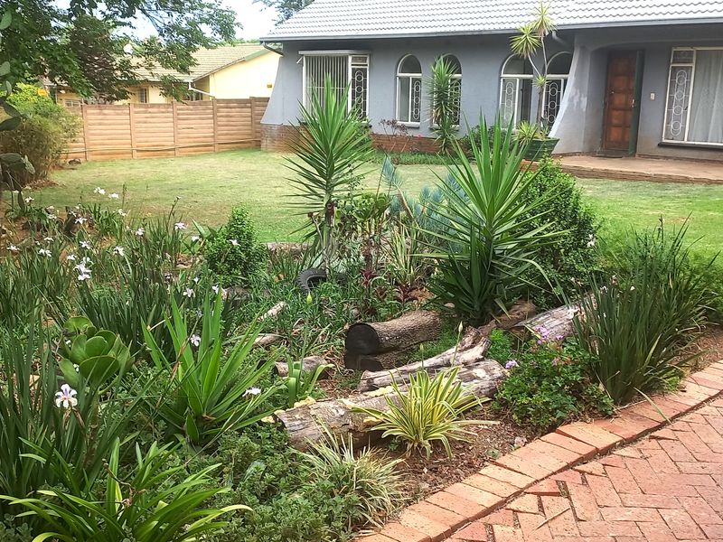 Beautiful 3-Bedroom And 2-Bathroom Family Home In Weltevreden Park - Photo 2