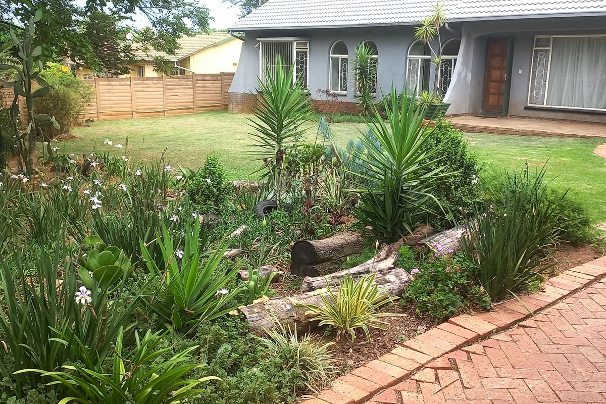 Beautiful 3-Bedroom And 2-Bathroom Family Home In Weltevreden Park - Photo 2