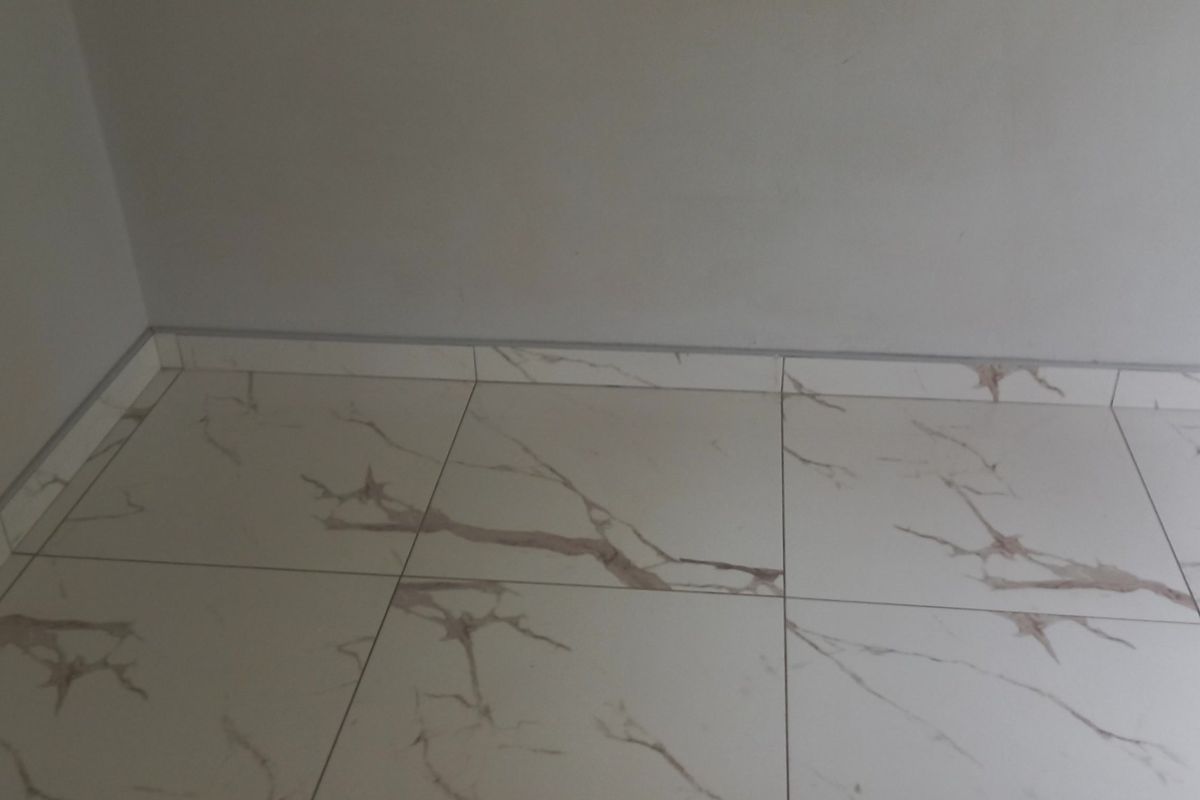 Beautiful 3-Bedroom And 2-Bathroom Family Home In Weltevreden Park - Photo 4