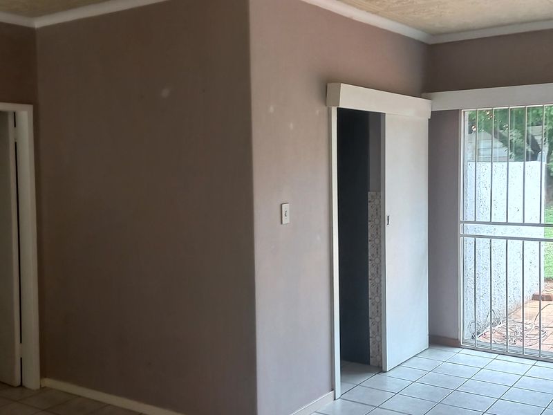 Beautiful 3-Bedroom And 2-Bathroom Family Home In Weltevreden Park - Photo 3
