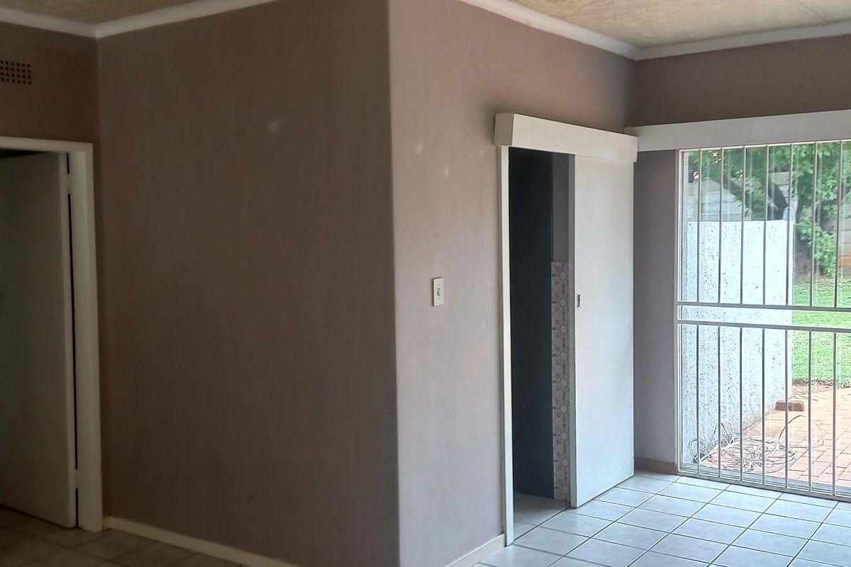 Beautiful 3-Bedroom And 2-Bathroom Family Home In Weltevreden Park - Photo 3