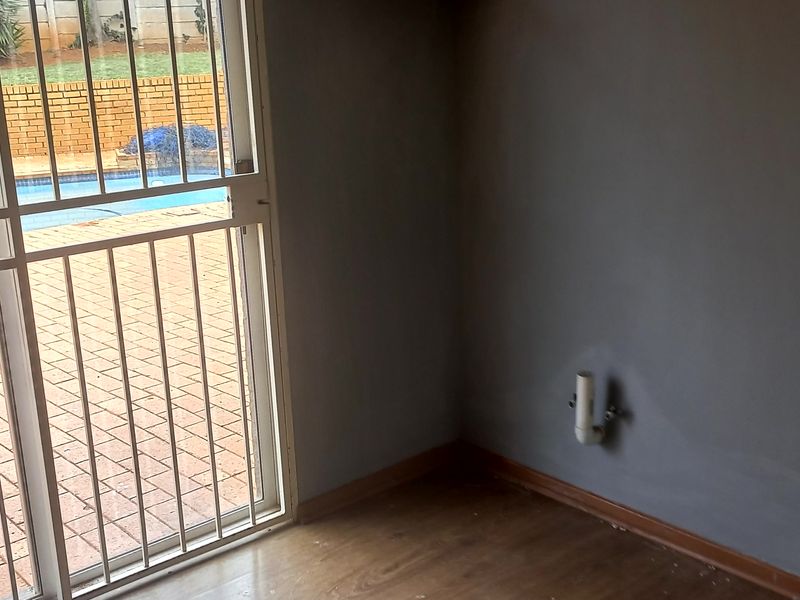 Beautiful 3-Bedroom And 2-Bathroom Family Home In Weltevreden Park - Photo 5