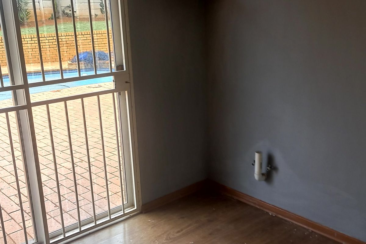 Beautiful 3-Bedroom And 2-Bathroom Family Home In Weltevreden Park - Photo 5