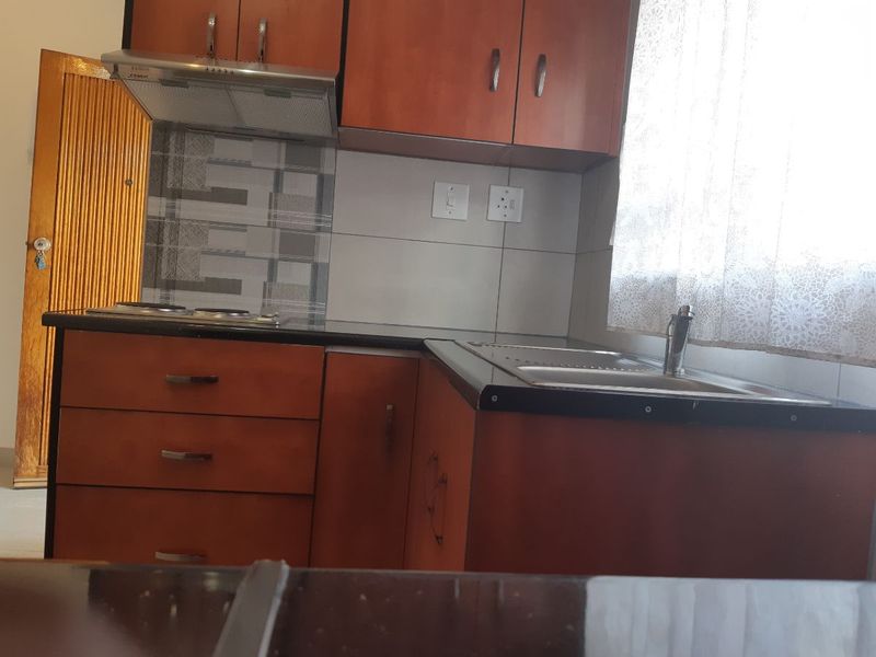 Stunning 1 Bedroom  And 1 Bathroom In Birch Acres, Kempton Park - Photo 1