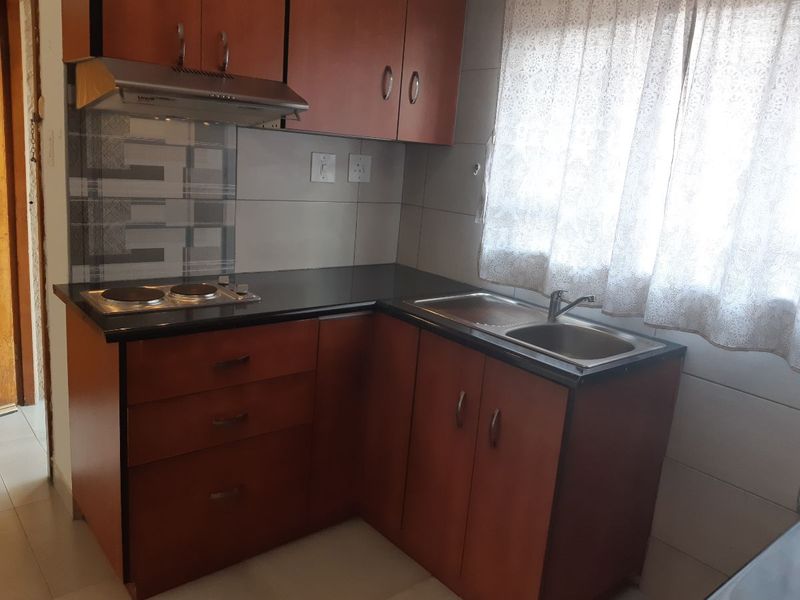 Stunning 1 Bedroom  And 1 Bathroom In Birch Acres, Kempton Park - Photo 4