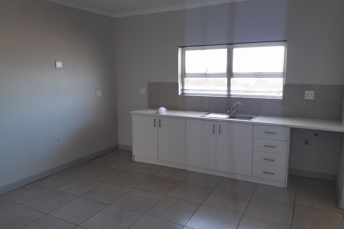 Spacious 2-bedroom And 1-bathroom Apartment In Parkwood - Photo 3