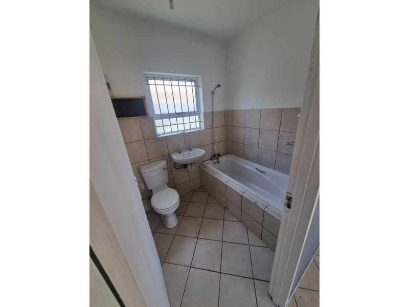 Pet-friendly 2-Bed And 1-Bath House In 15th Street, Strand - Photo 8