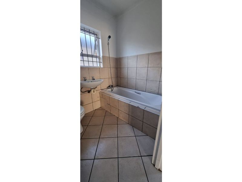 Pet-friendly 2-Bed And 1-Bath House In 15th Street, Strand - Photo 9