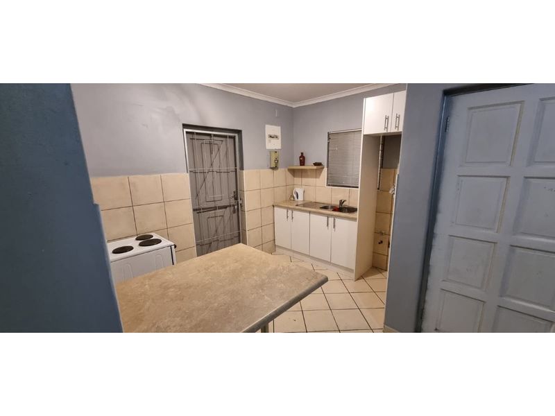 Pet-friendly 2-Bed And 1-Bath House In 15th Street, Strand - Photo 3