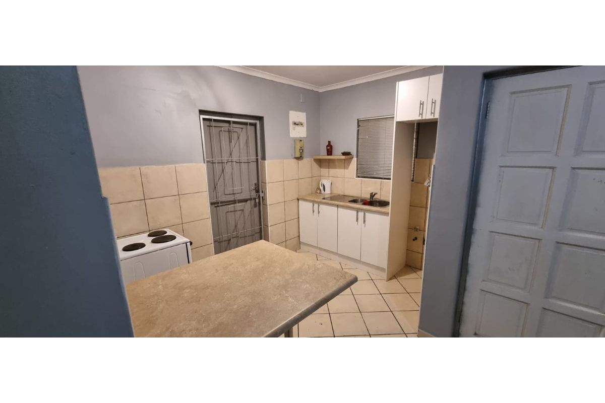 Pet-friendly 2-Bed And 1-Bath House In 15th Street, Strand - Photo 3