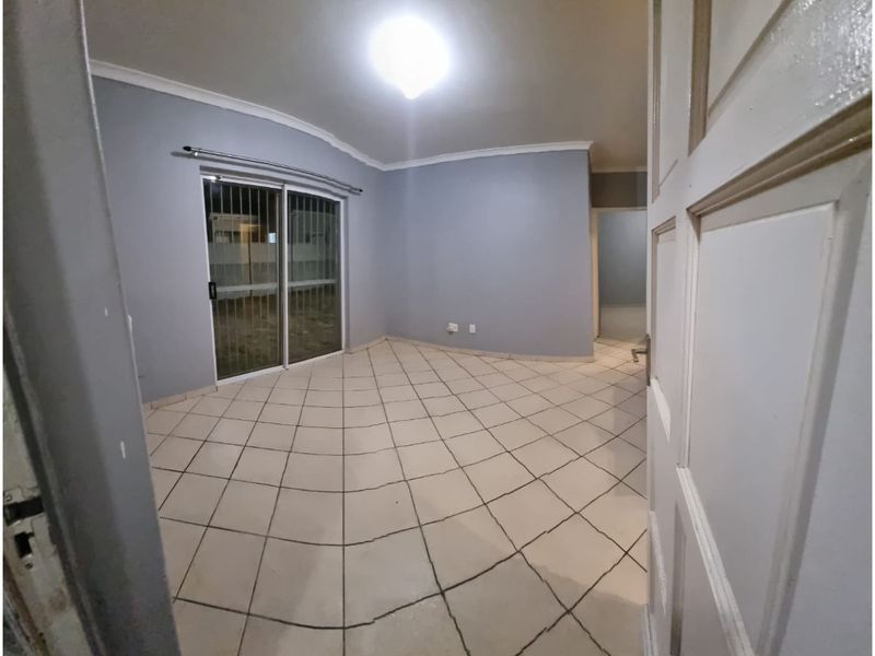 Pet-friendly 2-Bed And 1-Bath House In 15th Street, Strand - Photo 5