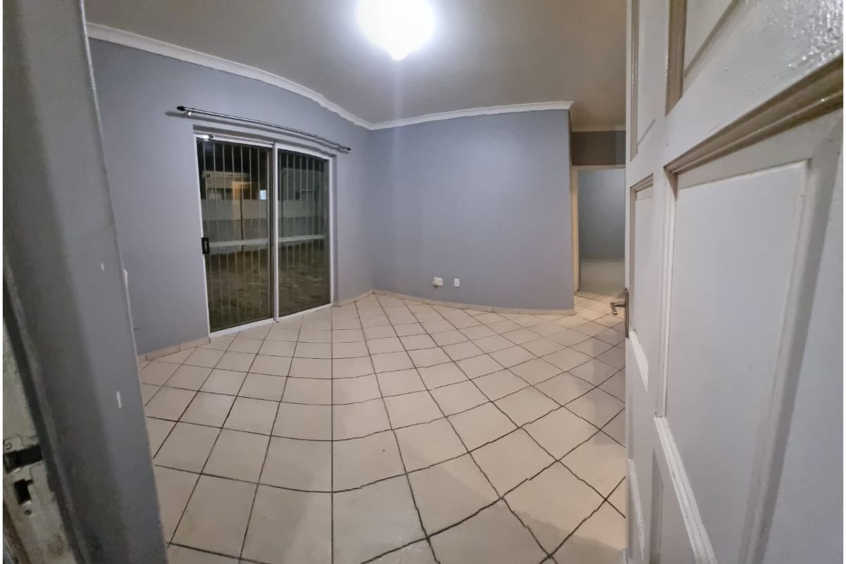 Pet-friendly 2-Bed And 1-Bath House In 15th Street, Strand - Photo 5