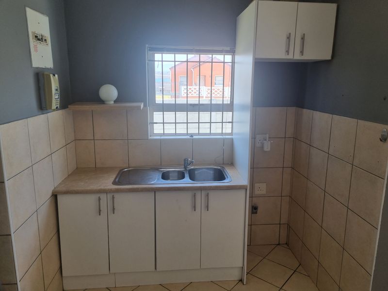 Pet-friendly 2-Bed And 1-Bath House In 15th Street, Strand - Photo 2