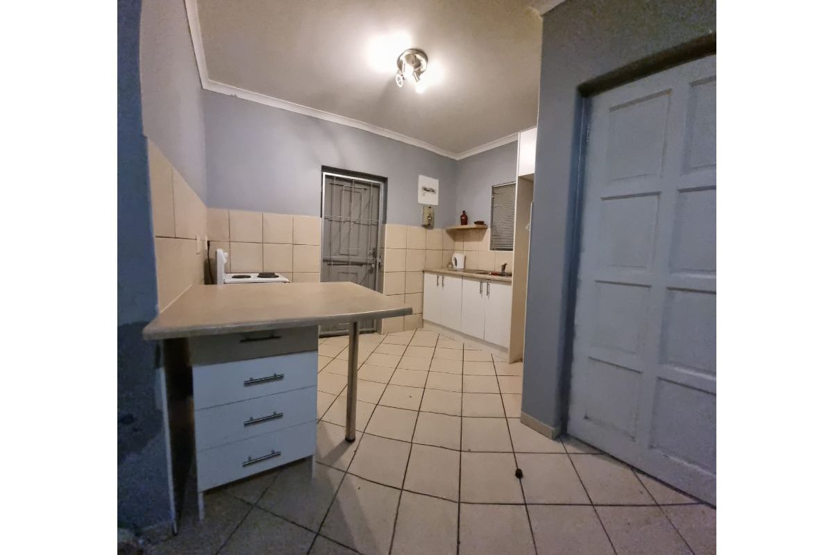 Pet-friendly 2-Bed And 1-Bath House In 15th Street, Strand - Photo 4