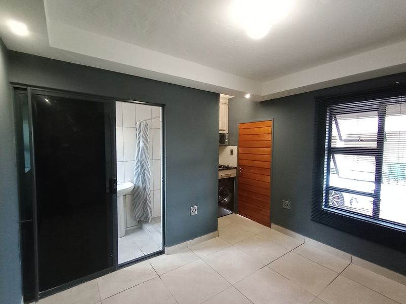 Secure 1-bedroom And 1-bathroom Apartment In Nellmapius, Pretoria - Photo 7