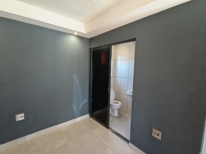 Secure 1-bedroom And 1-bathroom Apartment In Nellmapius, Pretoria - Photo 9