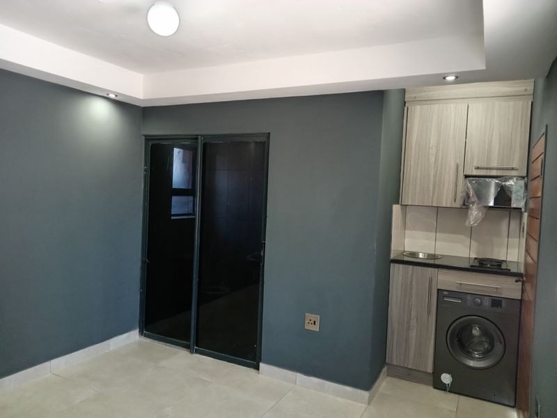 Secure 1-bedroom And 1-bathroom Apartment In Nellmapius, Pretoria - Photo 2