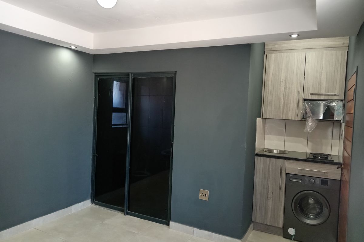 Secure 1-bedroom And 1-bathroom Apartment In Nellmapius, Pretoria - Photo 2