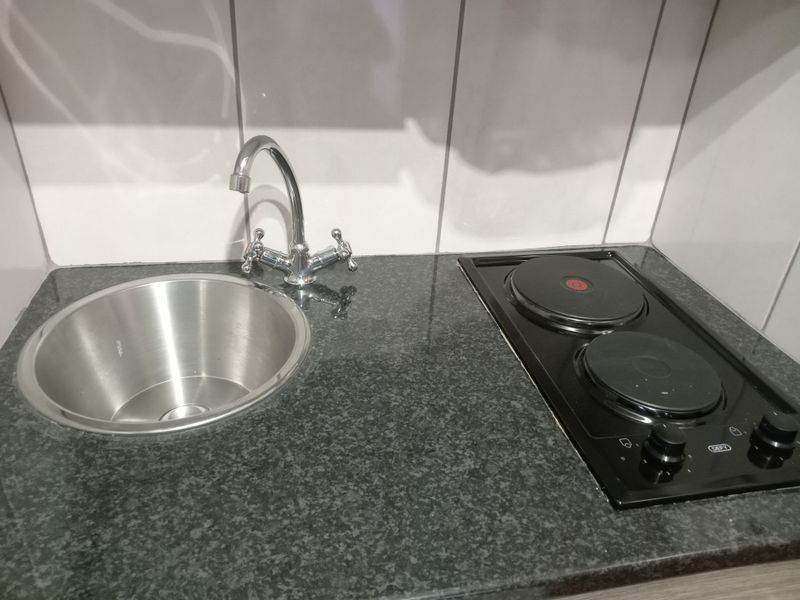 Secure 1-bedroom And 1-bathroom Apartment In Nellmapius, Pretoria - Photo 4