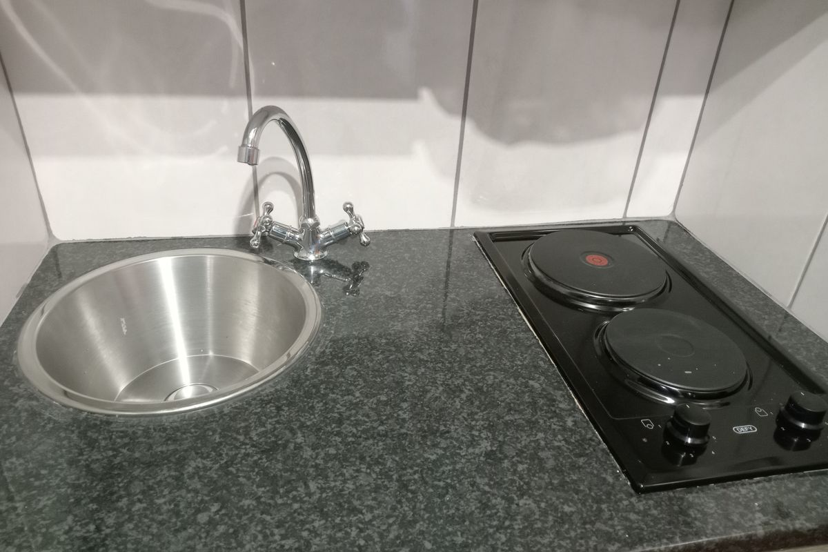Secure 1-bedroom And 1-bathroom Apartment In Nellmapius, Pretoria - Photo 4