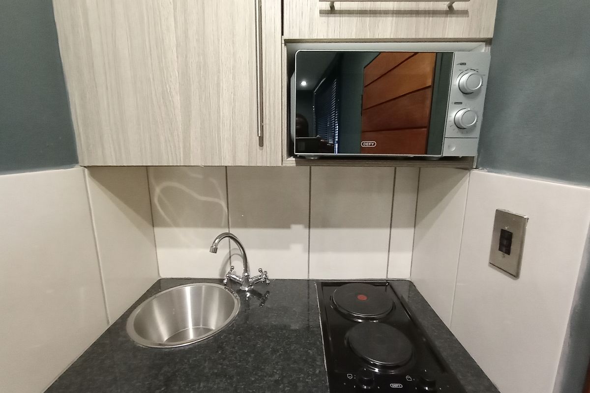 Secure 1-bedroom And 1-bathroom Apartment In Nellmapius, Pretoria - Photo 5