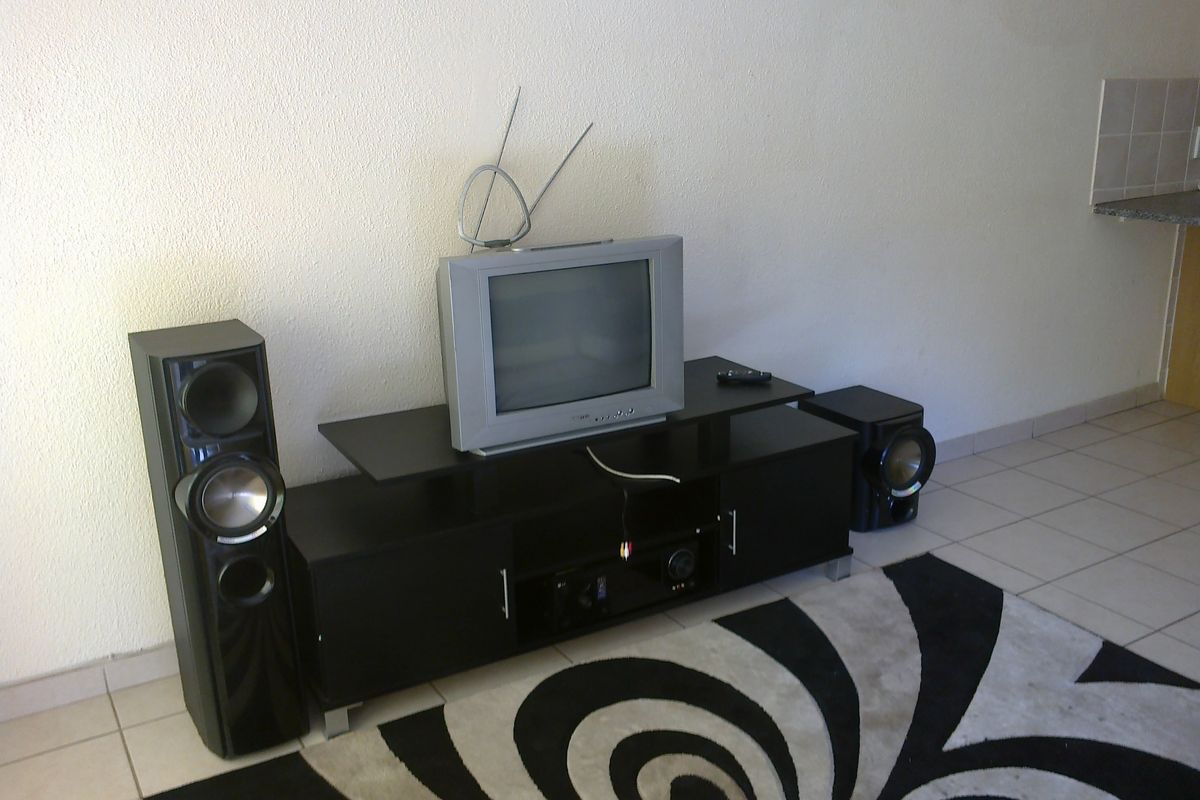 Secure 2-Bedroom And 1-Bathroom Apartment In Thomas Street, Meredale - Photo 5