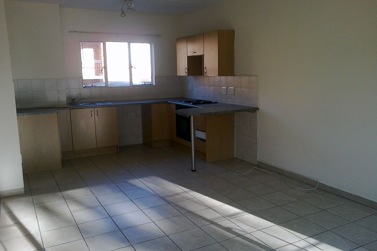 Secure 2-Bedroom And 1-Bathroom Apartment In Thomas Street, Meredale - Photo 4
