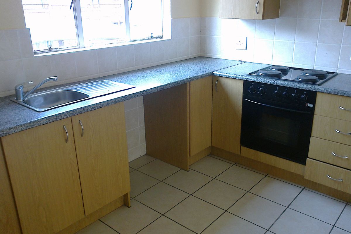 Secure 2-Bedroom And 1-Bathroom Apartment In Thomas Street, Meredale - Photo 2