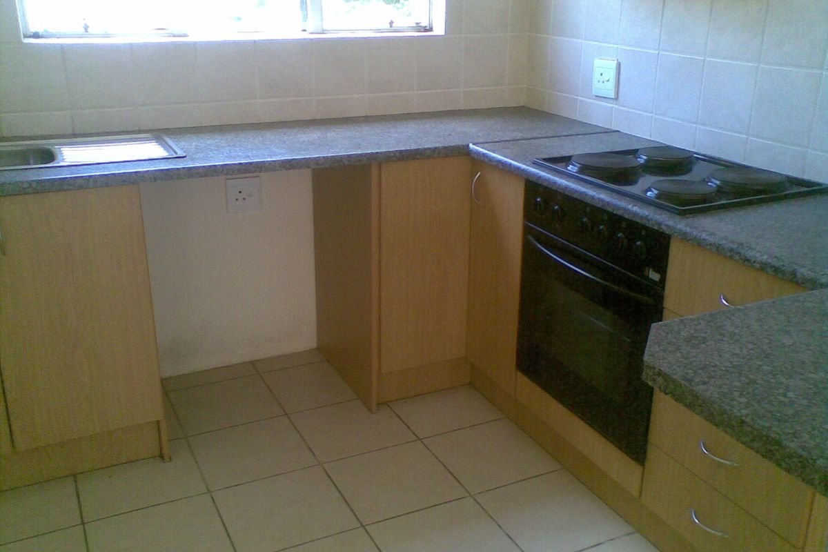 Secure 2-Bedroom And 1-Bathroom Apartment In Thomas Street, Meredale - Photo 3