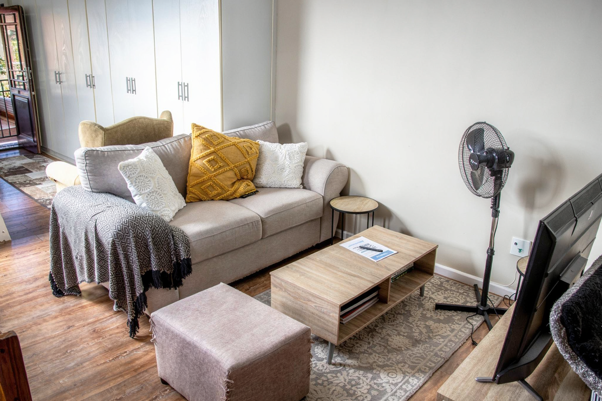 Secure Bachelor Apartment In Rouwkoop Road, Rondebosch - Photo 5