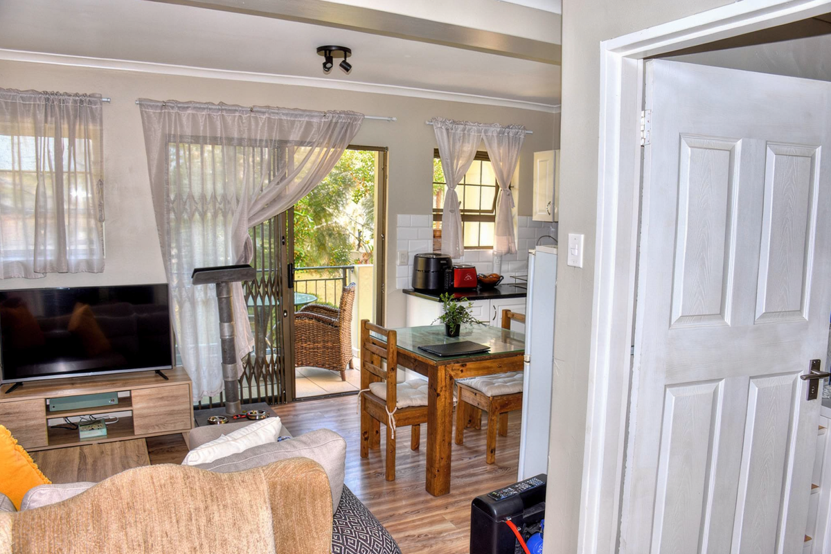 Secure Bachelor Apartment In Rouwkoop Road, Rondebosch - Photo 4