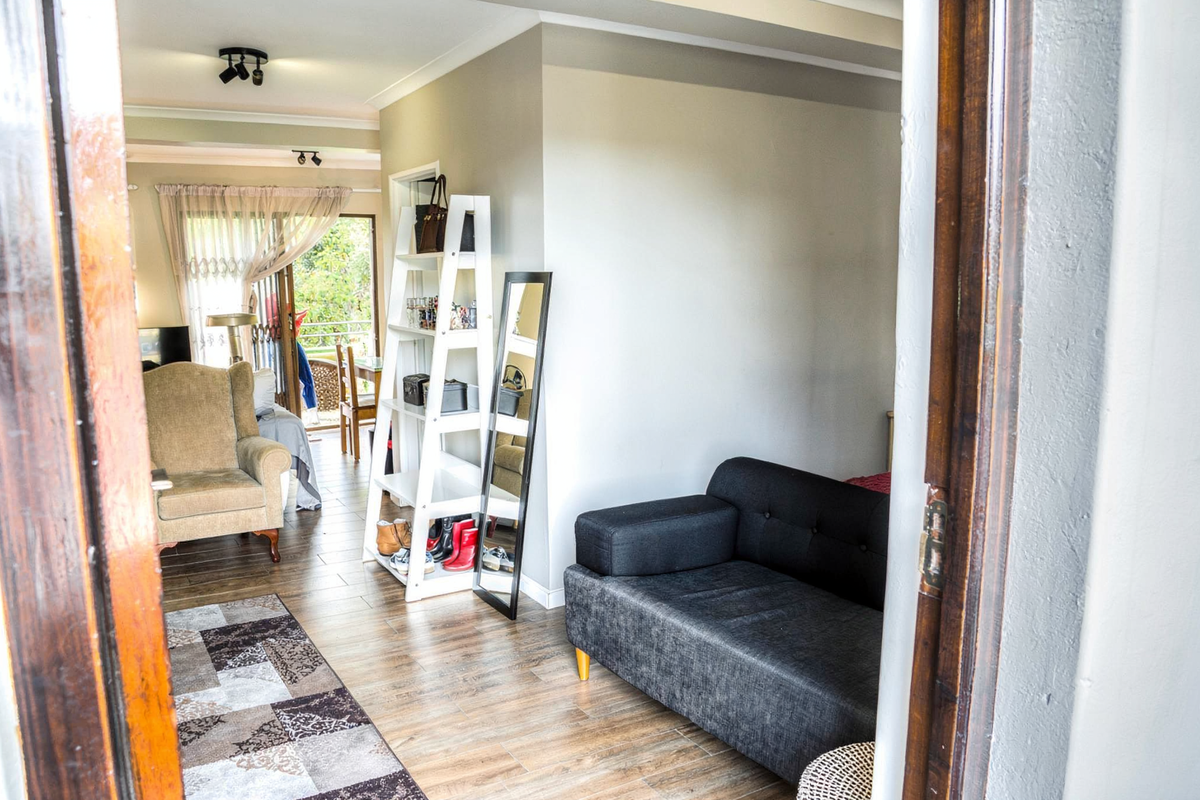 Secure Bachelor Apartment In Rouwkoop Road, Rondebosch - Photo 3