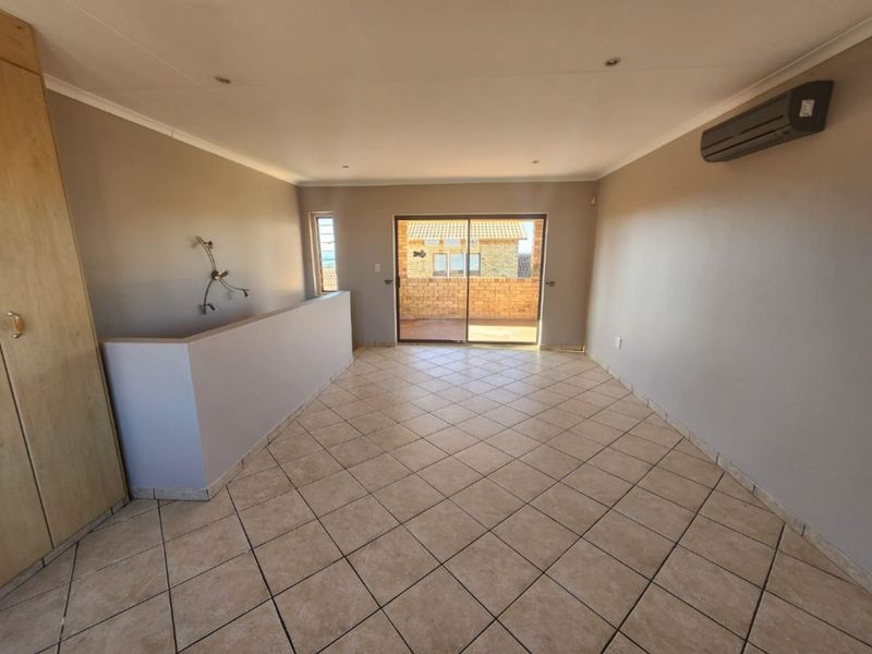 Lovely 4-Bedroom And 2-Bath Townhouse In Radiokop, Roodepoort - Photo 7