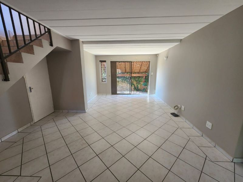 Lovely 4-Bedroom And 2-Bath Townhouse In Radiokop, Roodepoort - Photo 3