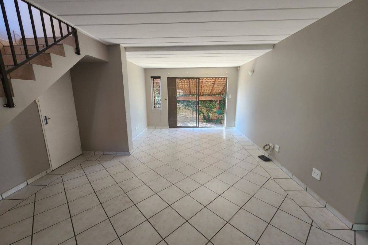 Lovely 4-Bedroom And 2-Bath Townhouse In Radiokop, Roodepoort - Photo 3