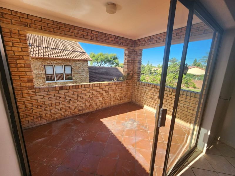 Lovely 4-Bedroom And 2-Bath Townhouse In Radiokop, Roodepoort - Photo 8