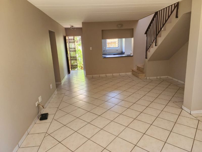 Lovely 4-Bedroom And 2-Bath Townhouse In Radiokop, Roodepoort - Photo 5