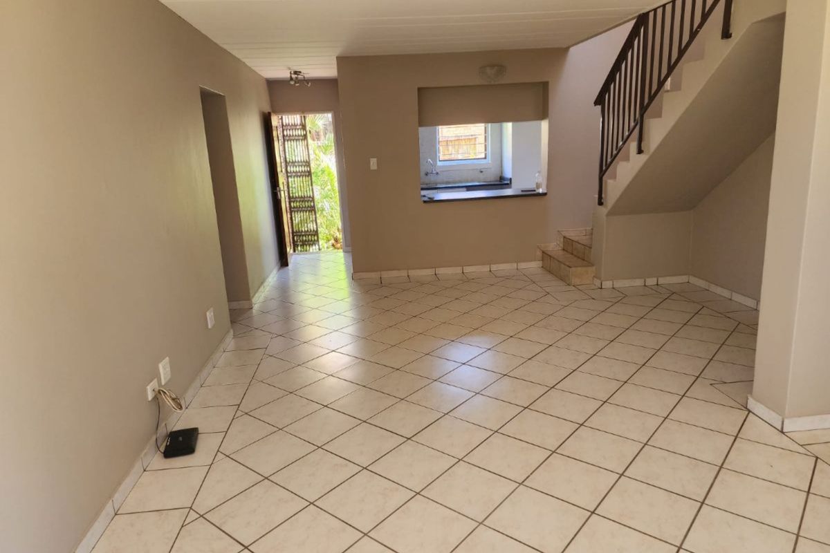 Lovely 4-Bedroom And 2-Bath Townhouse In Radiokop, Roodepoort - Photo 5