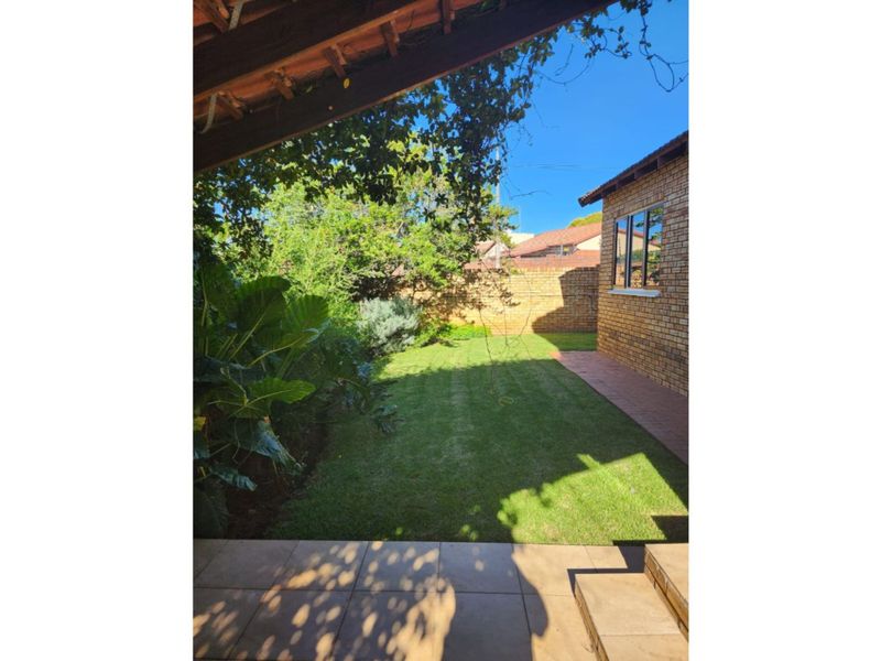 Lovely 4-Bedroom And 2-Bath Townhouse In Radiokop, Roodepoort - Photo 4