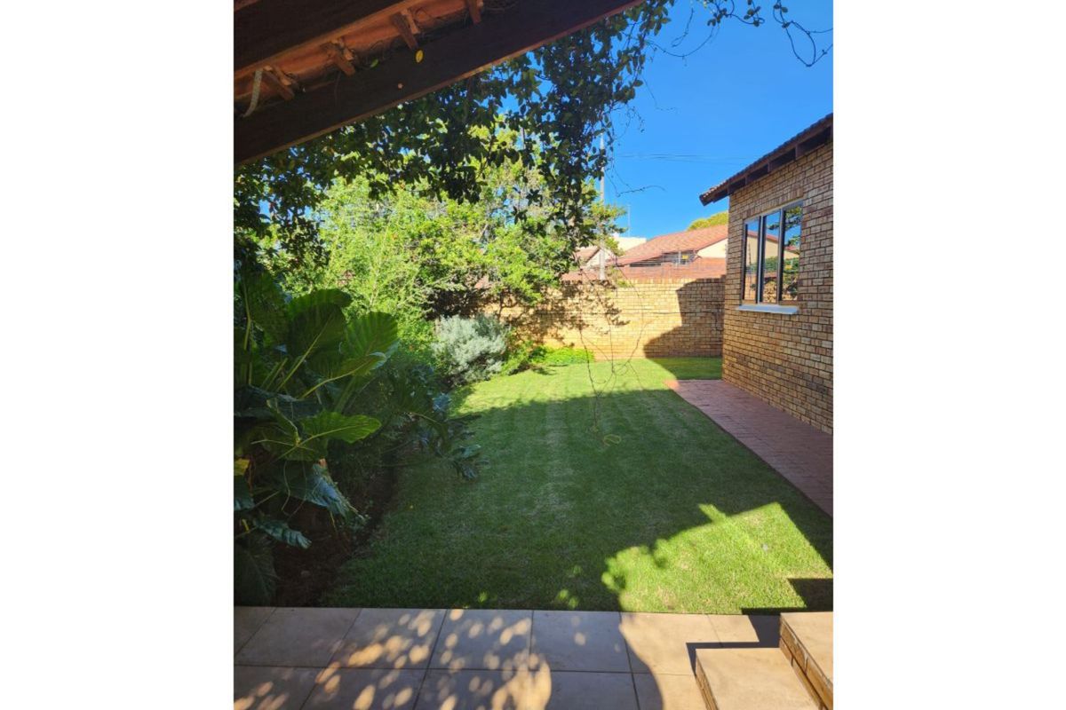 Lovely 4-Bedroom And 2-Bath Townhouse In Radiokop, Roodepoort - Photo 4