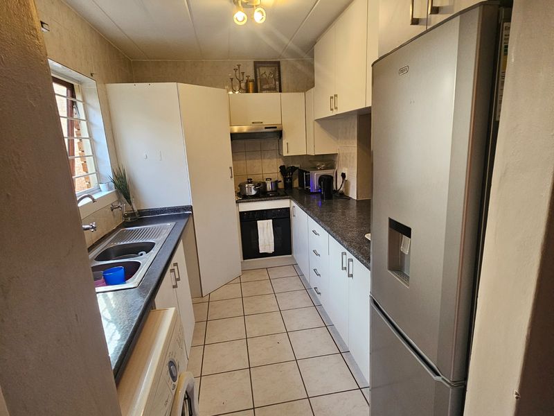 Lovely 4-Bedroom And 2-Bath Townhouse In Radiokop, Roodepoort - Photo 2