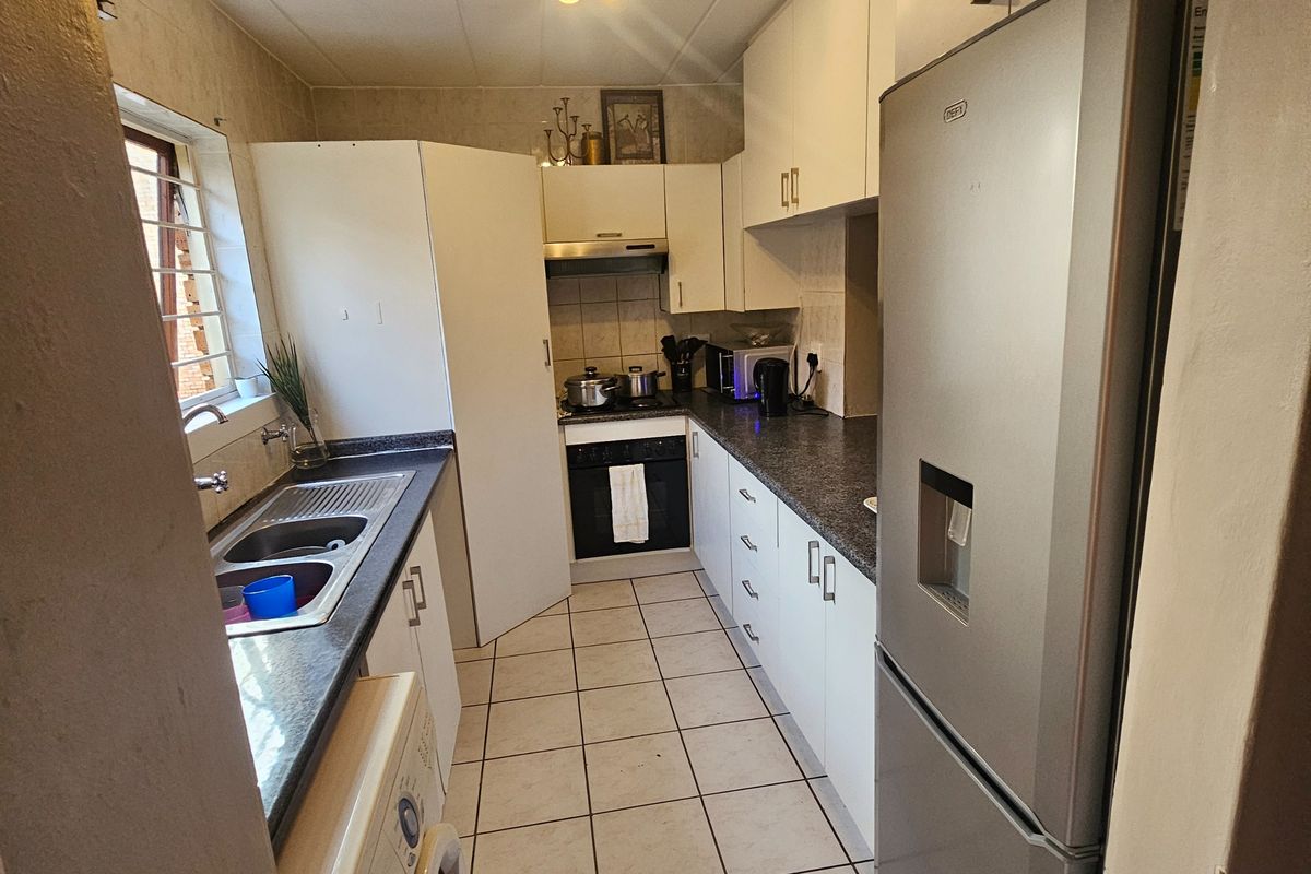 Lovely 4-Bedroom And 2-Bath Townhouse In Radiokop, Roodepoort - Photo 2