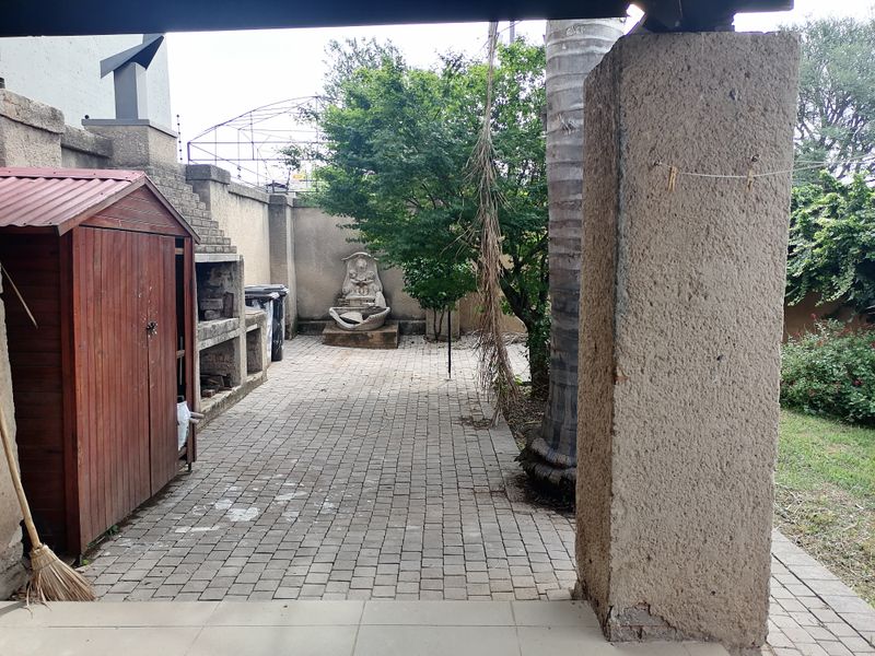 Secure 1-Bedroom And 1-Bathroom Apartment In Westdene - Photo 8